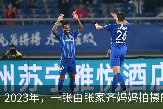 2023年，一张由张家齐妈妈拍摄的张家齐搬纸箱的画面